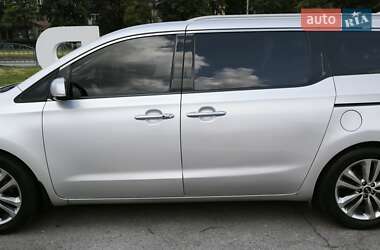 Минивэн Kia Carnival 2015 в 