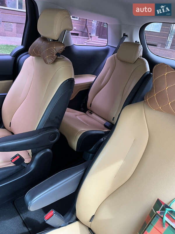 Минивэн Kia Carnival 2021 в Киеве