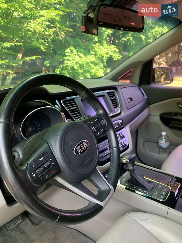 Минивэн Kia Carnival 2017 в Киеве