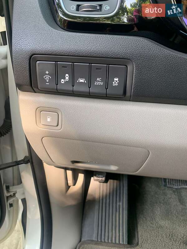 Минивэн Kia Carnival 2017 в Киеве