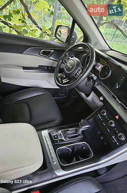 Минивэн Kia Carnival 2023 в 