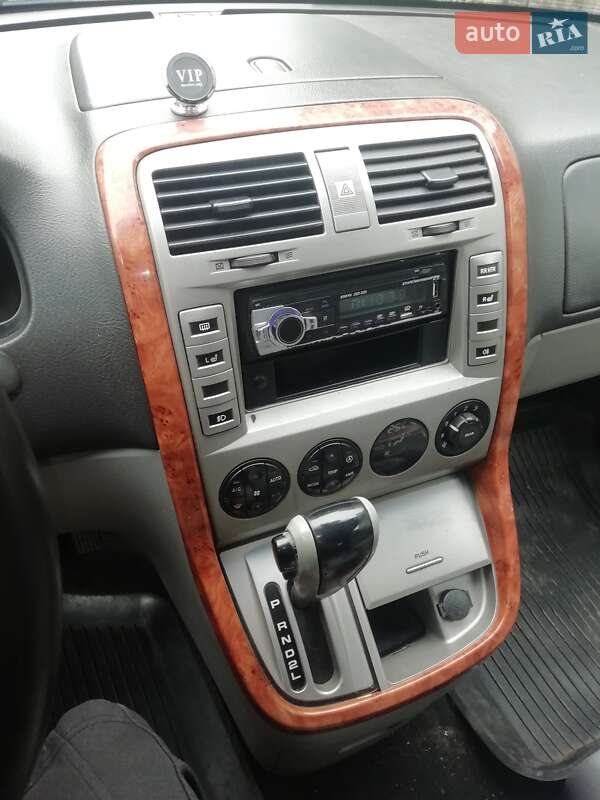 Минивэн Kia Carnival 2003 в  фото Минивэн Kia Carnival 2003 в