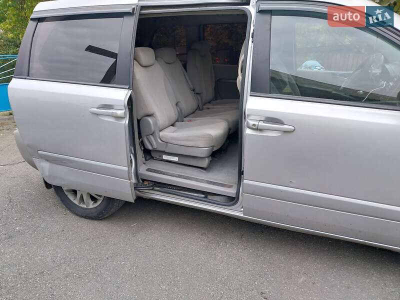 Мінівен Kia Carnival 2006 в Києві