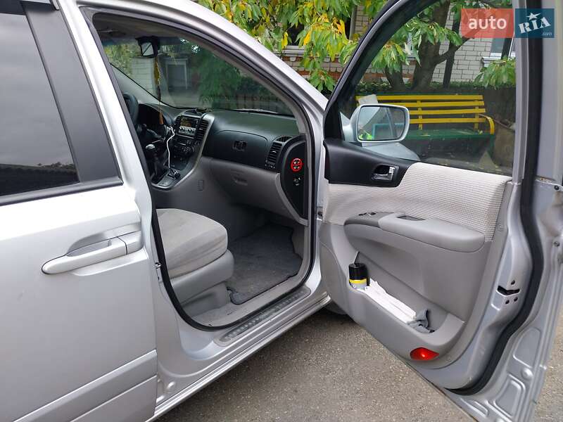 Мінівен Kia Carnival 2006 в Києві