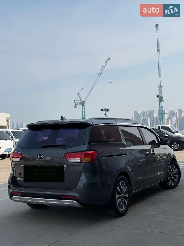Мінівен Kia Carnival 2015 в Хмельницькому