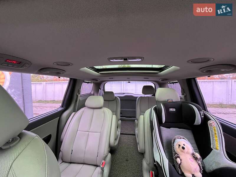 Мінівен Kia Carnival 2014 в Києві