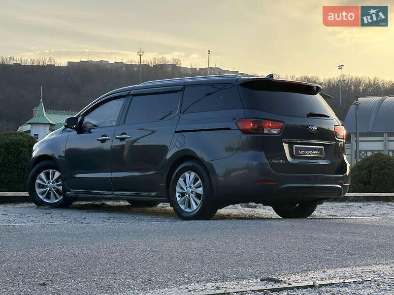 Мінівен Kia Carnival 2015 в Дніпрі