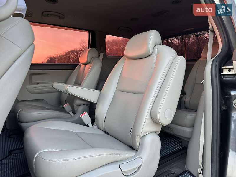 Мінівен Kia Carnival 2015 в Дніпрі