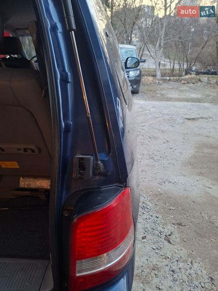 Мінівен Kia Carnival 2004 в Львові