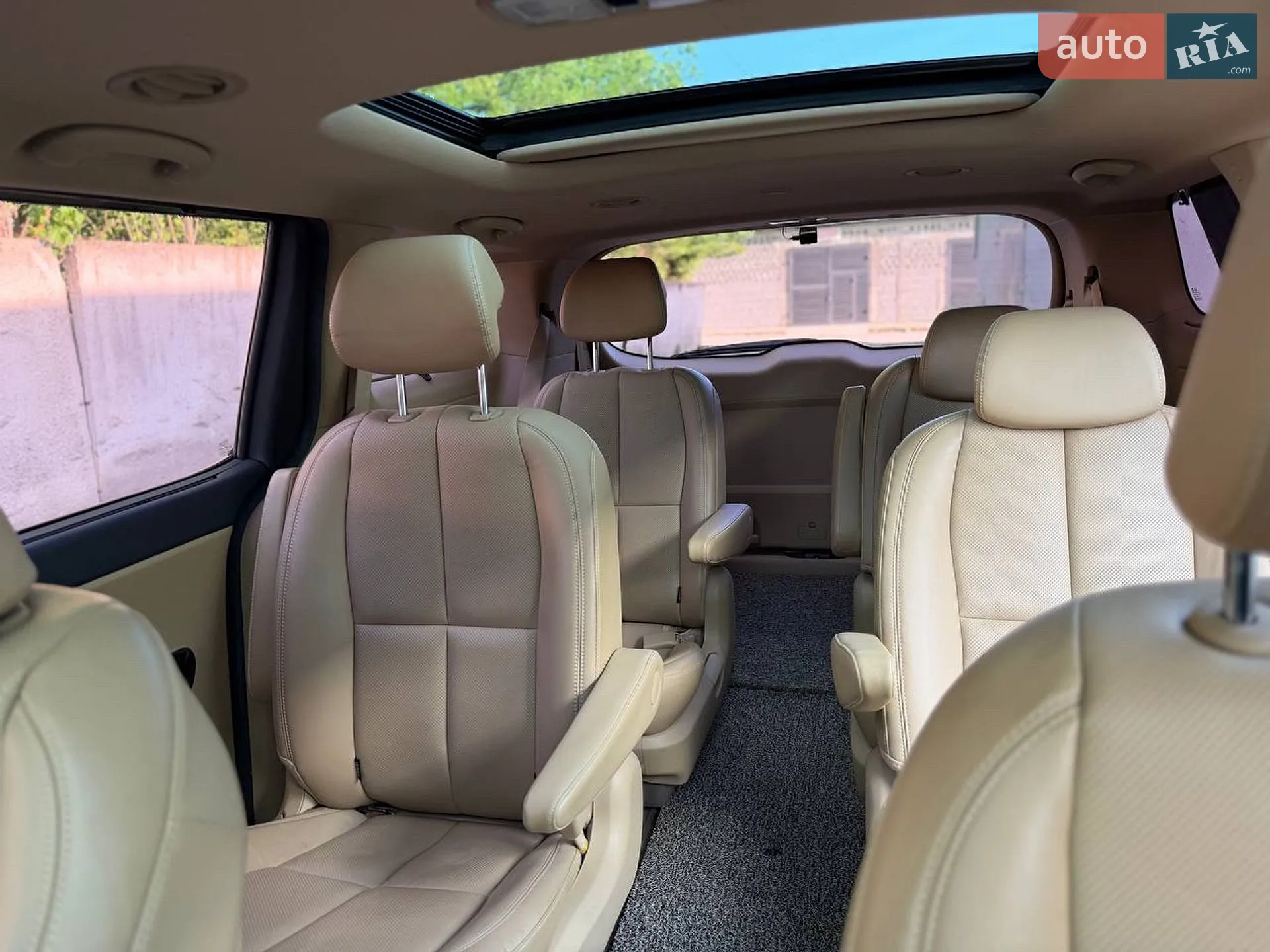 2017 Kia Carnival - мініатюра 21