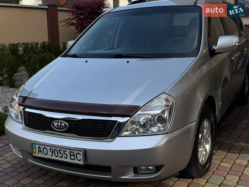 Kia Carnival 2012
