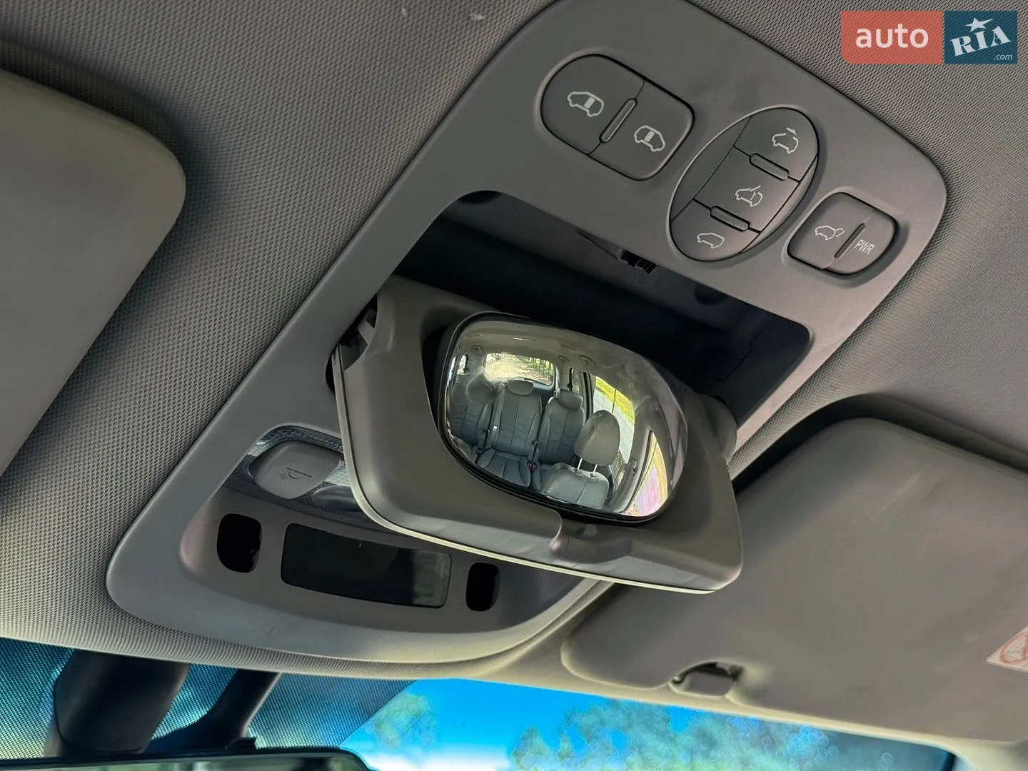 2011 Kia Carnival - мініатюра 21