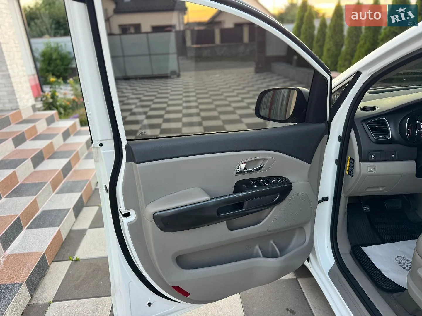 2017 Kia Carnival - мініатюра 26