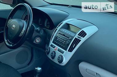 Хэтчбек Kia Ceed 2007 в 