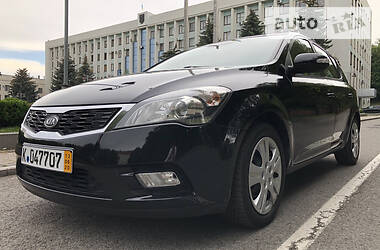 Хэтчбек Kia Ceed 2009 в 