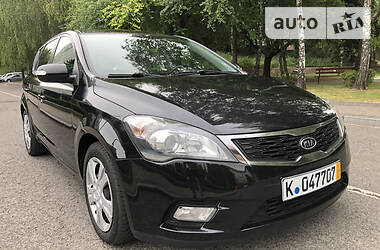 Хэтчбек Kia Ceed 2009 в 