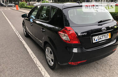 Хэтчбек Kia Ceed 2009 в 