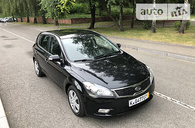 Хэтчбек Kia Ceed 2009 в 