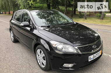 Хэтчбек Kia Ceed 2009 в 