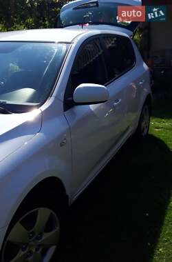 Хэтчбек Kia Ceed 2011 в 