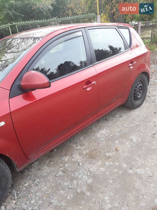 Хэтчбек Kia Ceed 2008 в Тростянце