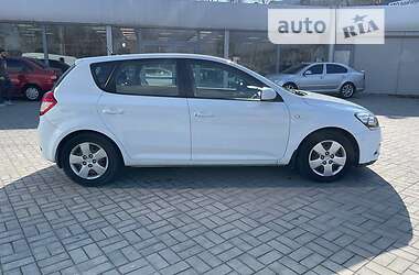 Хэтчбек Kia Ceed 2010 в 