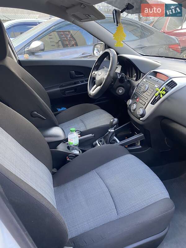 Хетчбек Kia Ceed 2010 в Чернівцях фото 12 Хетчбек Kia Ceed 2010 в Чернівцях