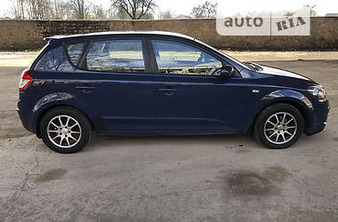 Хэтчбек Kia Ceed 2009 в 