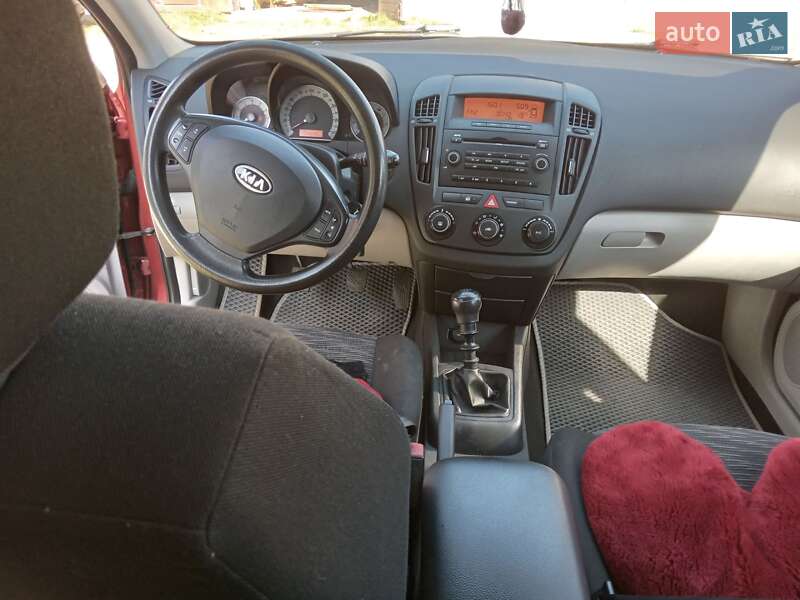 Хэтчбек Kia Ceed 2008 в Новояворовске
