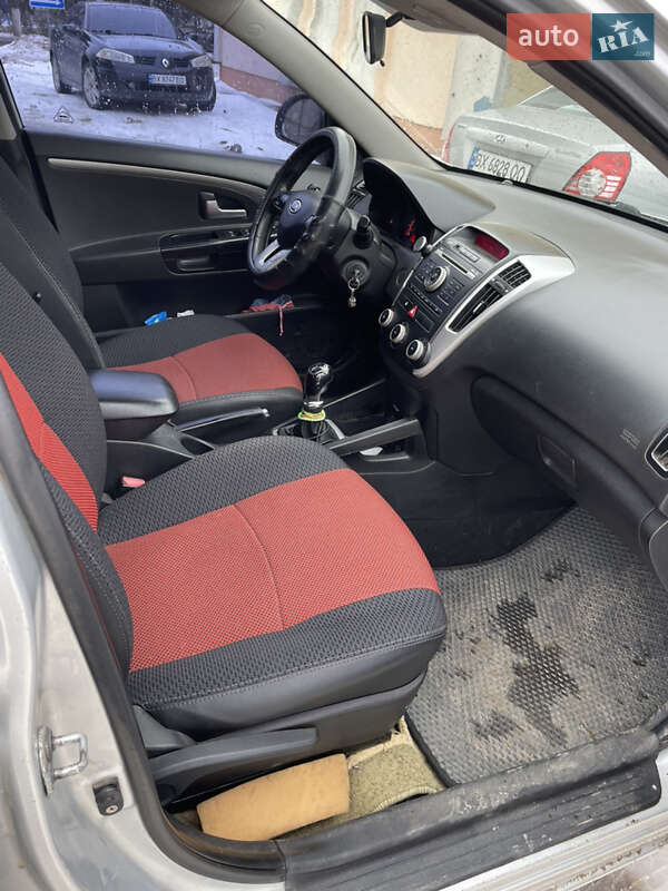 Хэтчбек Kia Ceed 2010 в Староконстантинове