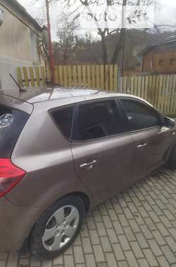 Хэтчбек Kia Ceed 2010 в Бродах