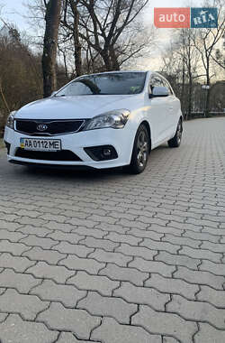 Хэтчбек Kia Ceed 2012 в Сваляве