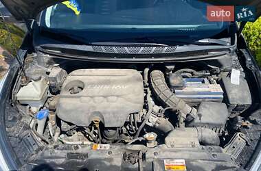 Хэтчбек Kia Ceed 2012 в 