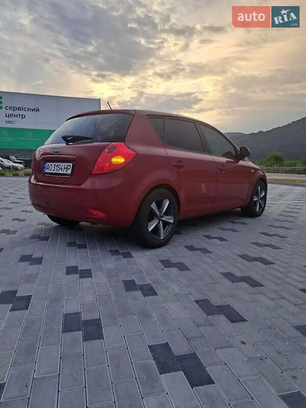 Хэтчбек Kia Ceed 2008 в Хусте