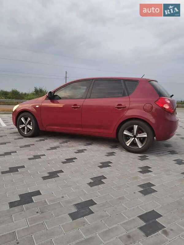 Хэтчбек Kia Ceed 2008 в Хусте