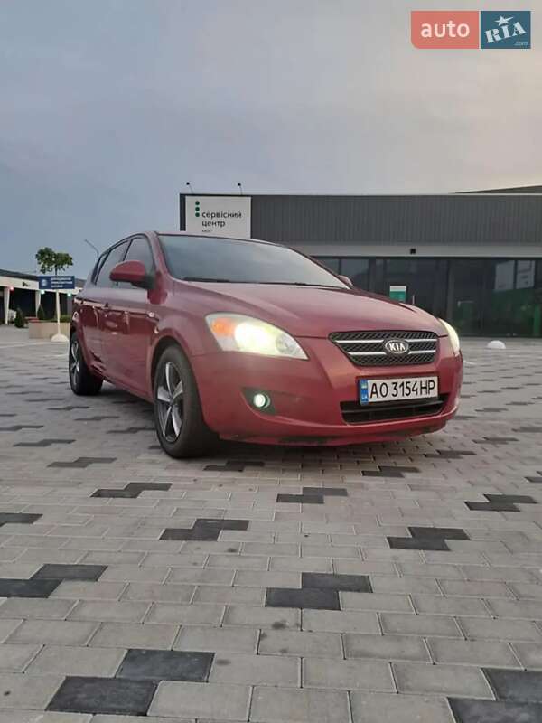 Хэтчбек Kia Ceed 2008 в Хусте