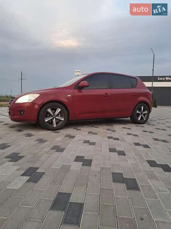 Хэтчбек Kia Ceed 2008 в Хусте