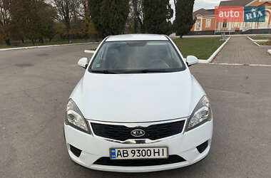 Хэтчбек Kia Ceed 2011 в 