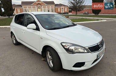 Хэтчбек Kia Ceed 2011 в 
