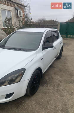 Хэтчбек Kia Ceed 2008 в Краснограде