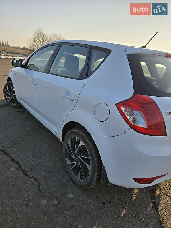 Хетчбек Kia Ceed 2010 в Зіньківі