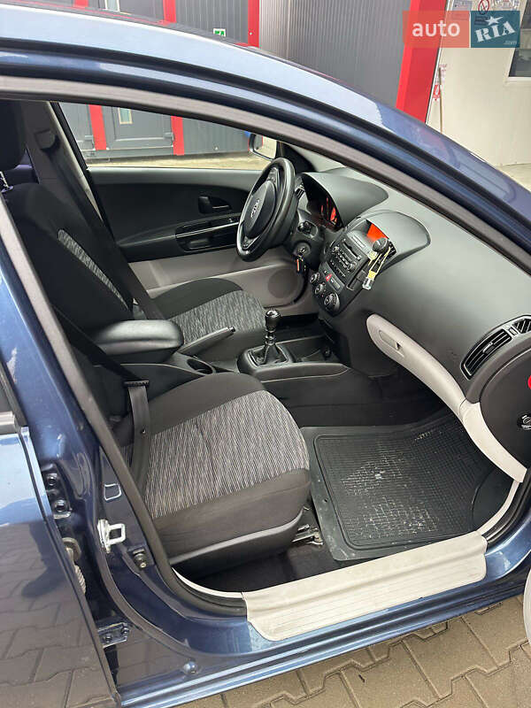 Хэтчбек Kia Ceed 2008 в Тячеве