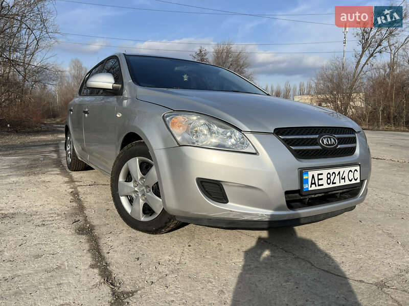 Хэтчбек Kia Ceed 2007 в Вольногорске