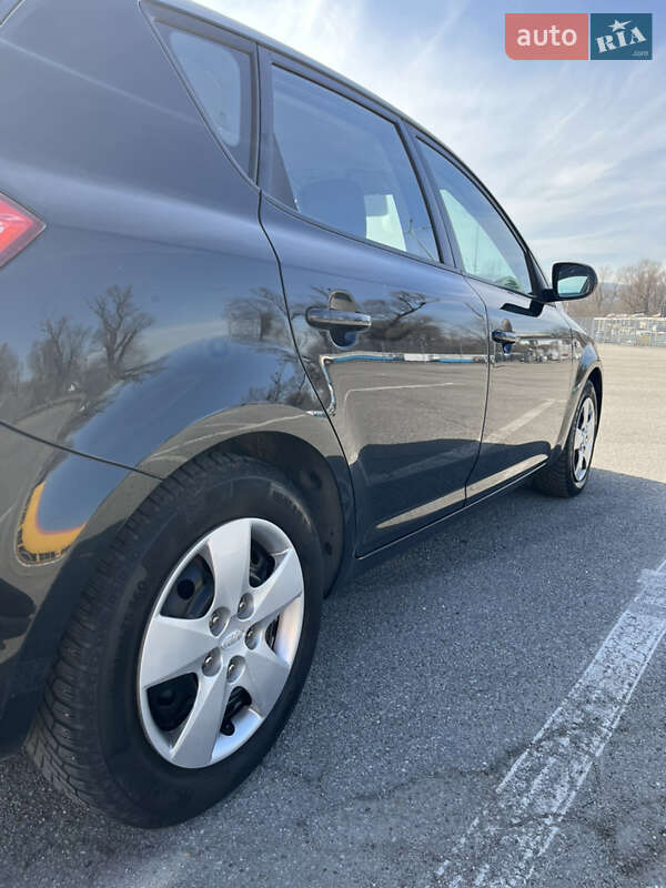 Хэтчбек Kia Ceed 2011 в Черновцах