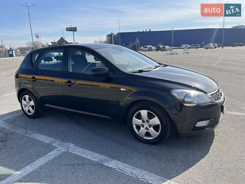 Хэтчбек Kia Ceed 2011 в Черновцах