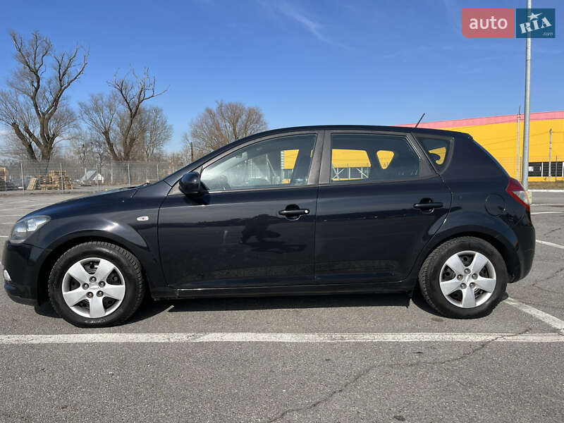 Хэтчбек Kia Ceed 2011 в Черновцах