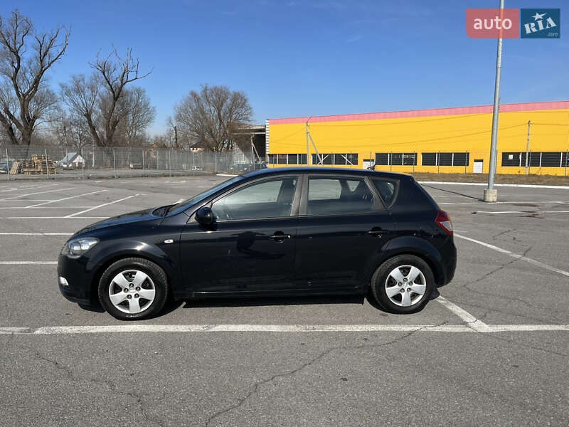 Хэтчбек Kia Ceed 2011 в Черновцах