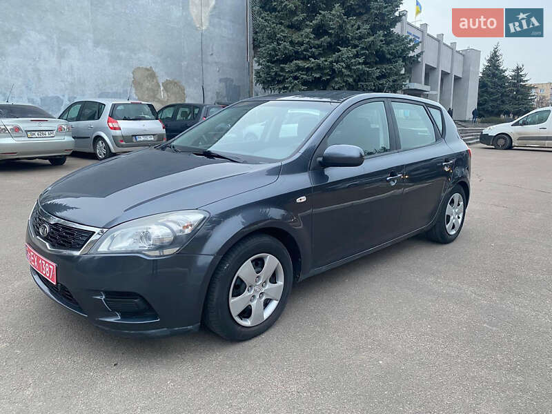 Хэтчбек Kia Ceed 2010 в Ровно
