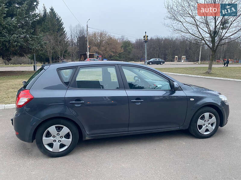 Хэтчбек Kia Ceed 2010 в Ровно