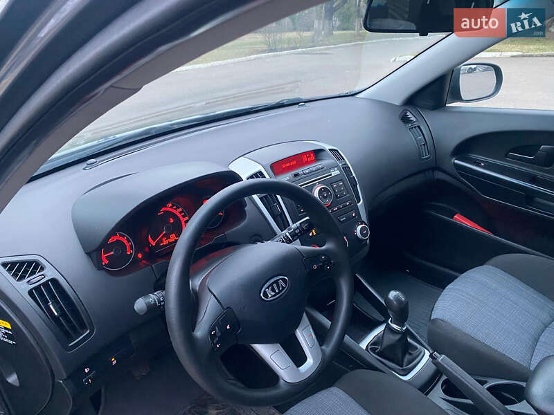 Хэтчбек Kia Ceed 2010 в Ровно